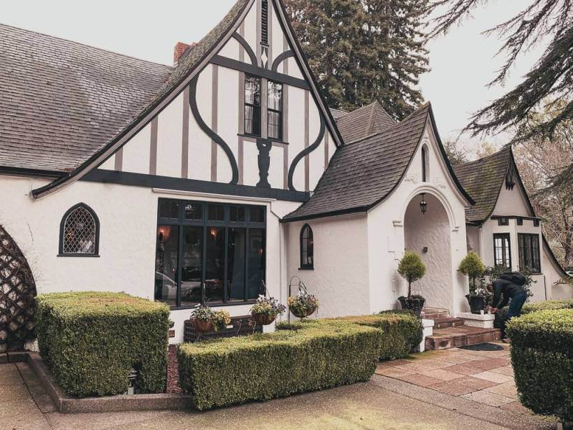 exterior of the candlelight inn in napa valley